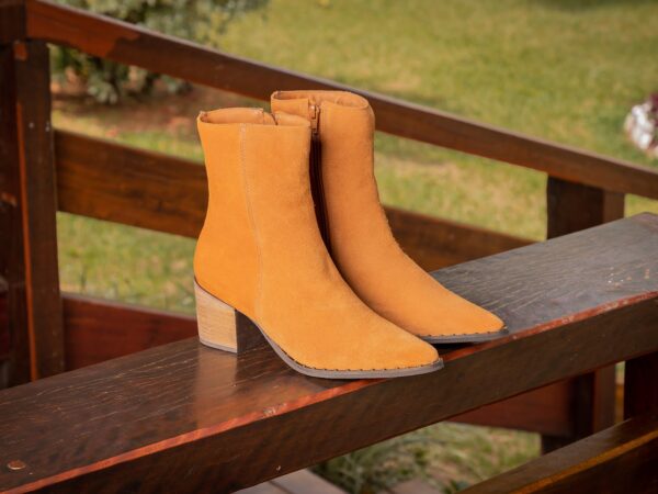 Como usar bota camurça feminina mesmo fora do inverno?