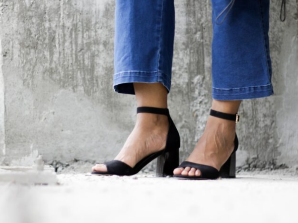 Como usar sandália feminina salto bloco preta em looks casuais e elegantes?