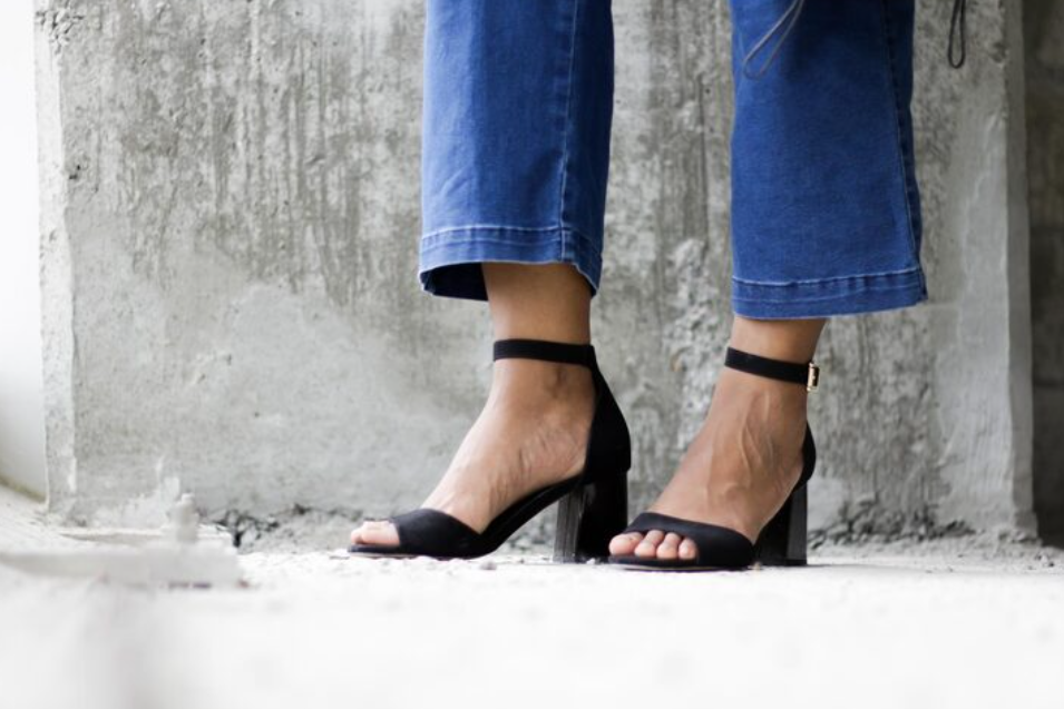 Como usar sandália feminina salto bloco preta em looks casuais e elegantes?