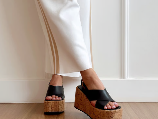 Sandalia plataforma preta: como combinar com diferentes peças do seu guarda-roupa?
